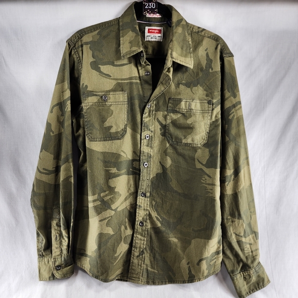 Wrangler Other - WRANGLER Camouflage Button Down Long Sleeve Shirt